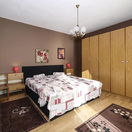 3 Bedroom Amazing Apartment In Brodarica Apartment