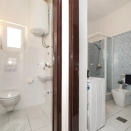 3 Bedroom Amazing Apartment In Brodarica *