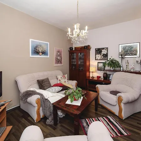 3 Bedroom Amazing Apartment In Brodarica *