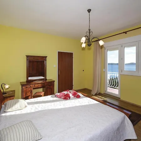 3 Bedroom Amazing Apartment In Brodarica