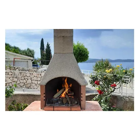 3 Bedroom Amazing Apartment In Brodarica Apartment